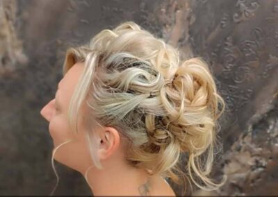 Coiffure chignon élégante pour témoin de mariage