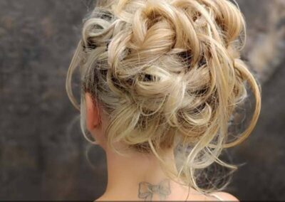 Chignon élégant pour témoin de mariage.