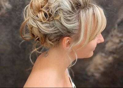Chignon élégant avec mèches blondes et brunes