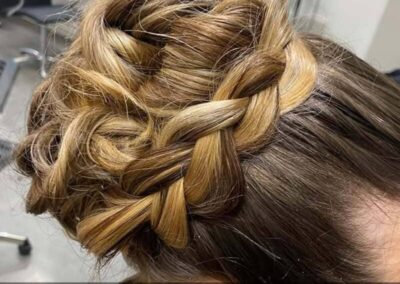 Chignon tressé pour mariage avec extensions.