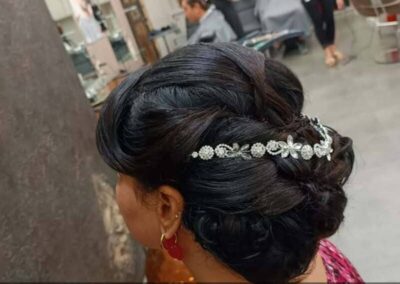 Chignon élégant avec accessoires floraux