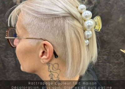 Coiffure blonde avec pince perles et rasage côté.
