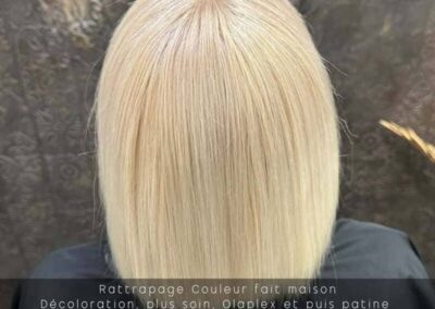 Cheveux blonds lisses après soin capillaire