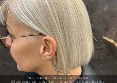 Coupe courte blonde avec soins capillaires