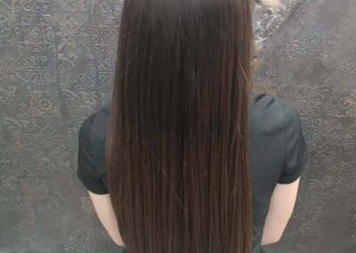 Femme aux cheveux longs et lisses vue de dos